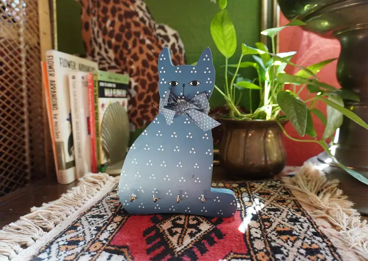 Vintage Flower Blue Wooden Cat Key Holder | Folk Style Cat Wall Hanging | Cottage Core Decor | Vintage Wall Key Holder 1970s 1980s Cat Decor