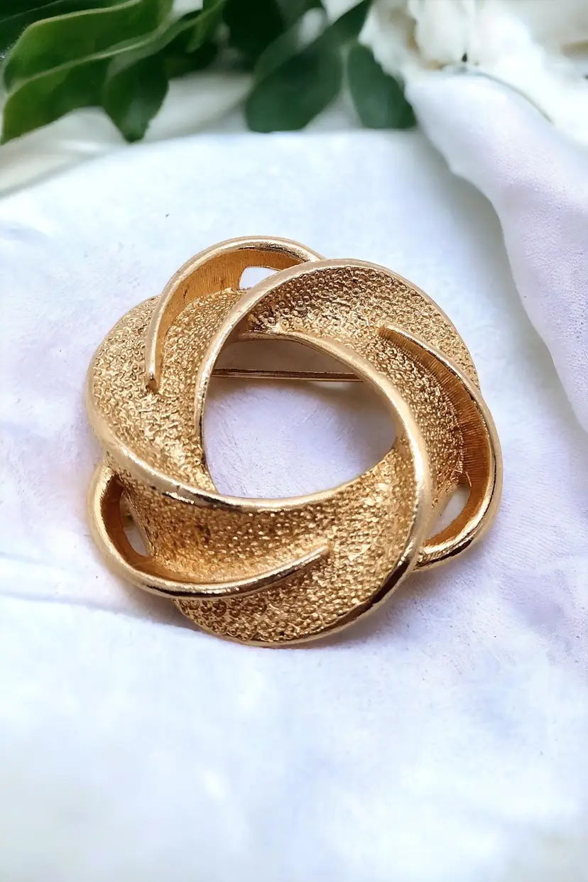Gold Tone Textured Swirl Pinwheel Brooch Pin Vintage