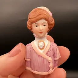 013. Avon 1982 (?) Period Lady Thimble Circa 1900