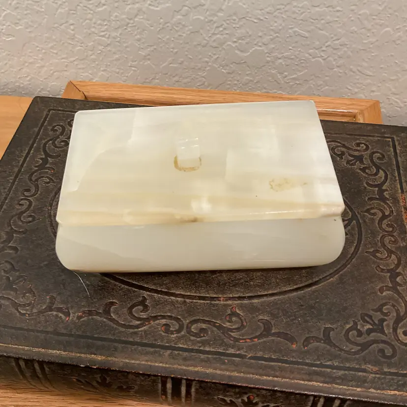 Onyx White Keepsake Box