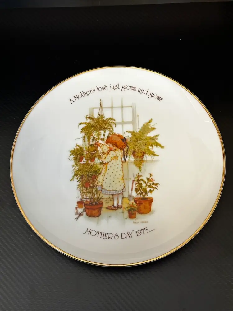 Holly Hobbie Porcelain Mother’s Day 1975 Plate 10.5”