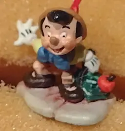 Disney Enchanted Places miniature Pinnoochio figure