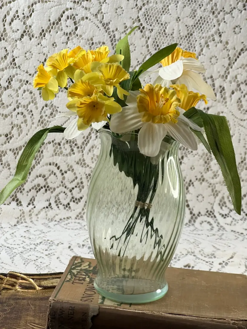 007 Reverse Swirl Light Green Slight Glow Vase 5.75" X 3.75"