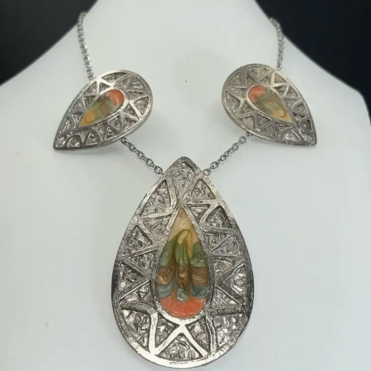 Beautiful Alpaca? Necklace 3 1/4” & Earrings 2” Set