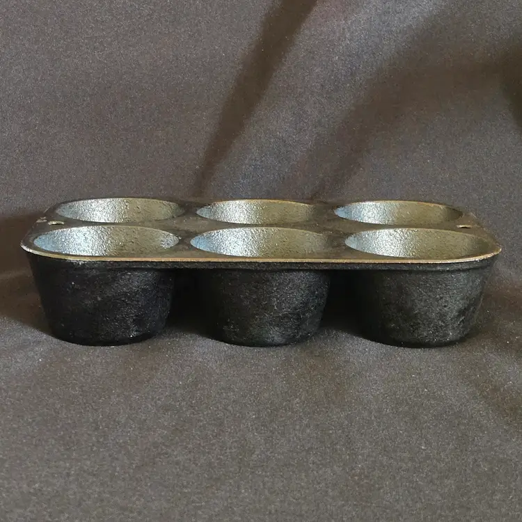 Lodge Muffin Cast Iron Cookware Cornbread Pan 5P2 No Sign Of Actual Use 8⅝"×5¼"