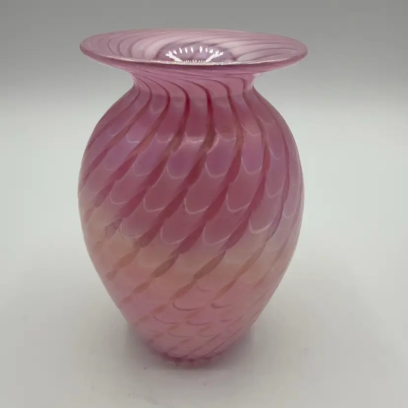 Glass Eye Studios MSH GLASS 1985 Beautiful Pink Iridescent Mermaid Tail Vase