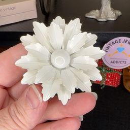 #07 - Brooches Each $2 To $12 Starting Bids