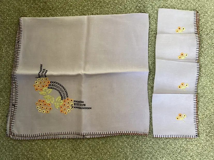 Vintage Embroidered Purple Linen Runner With 4 Napkins Never Used