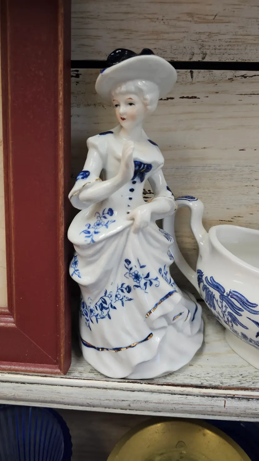 #26 Victorian Blue & White Lady