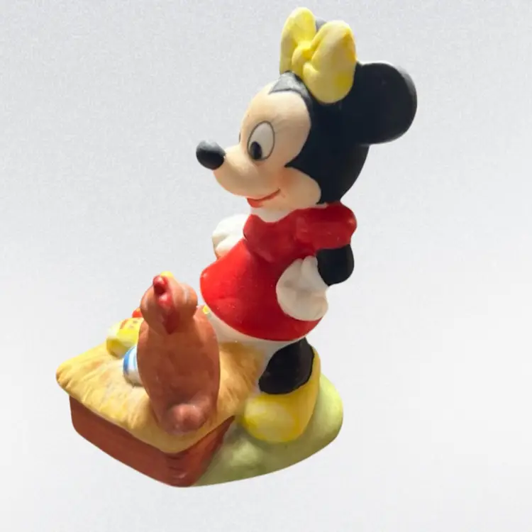 Vintage Minnie Mouse with Chicken colored eggs Ceramic Figurine
Disney 4"