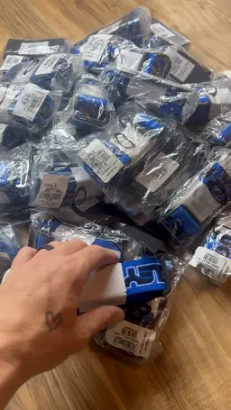 49 Oakley Stretch Snow Belts, NWT, $1,470 MSRP, Electric Blue