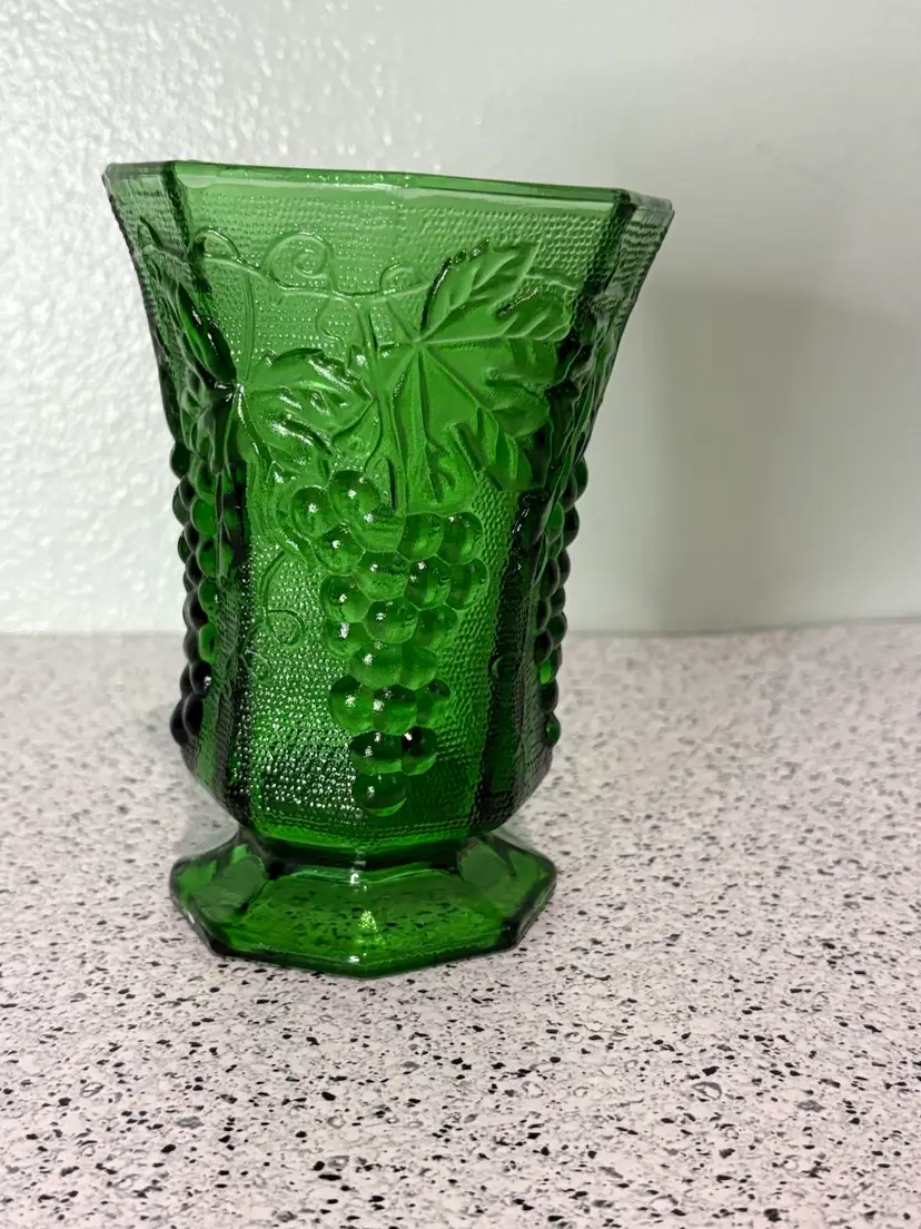 Anchor Hocking 'Grape Lustre' Vintage Emerald Footed Vase