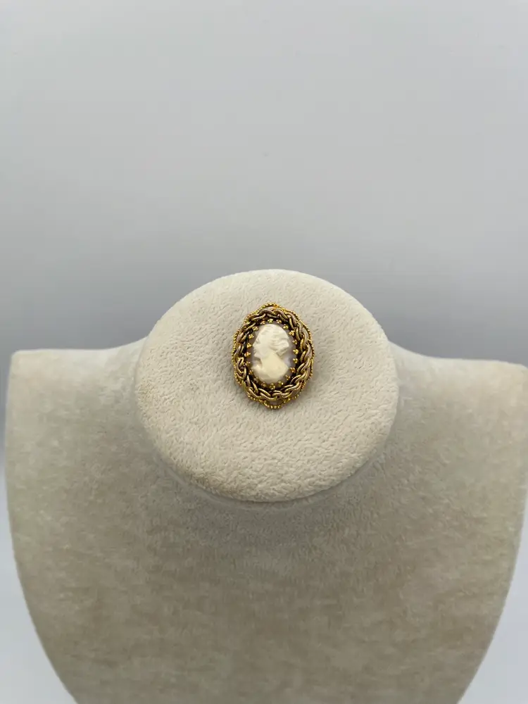 #J1 - Vintage Gold Tone Shell Carved Cameo Pendant Brooch