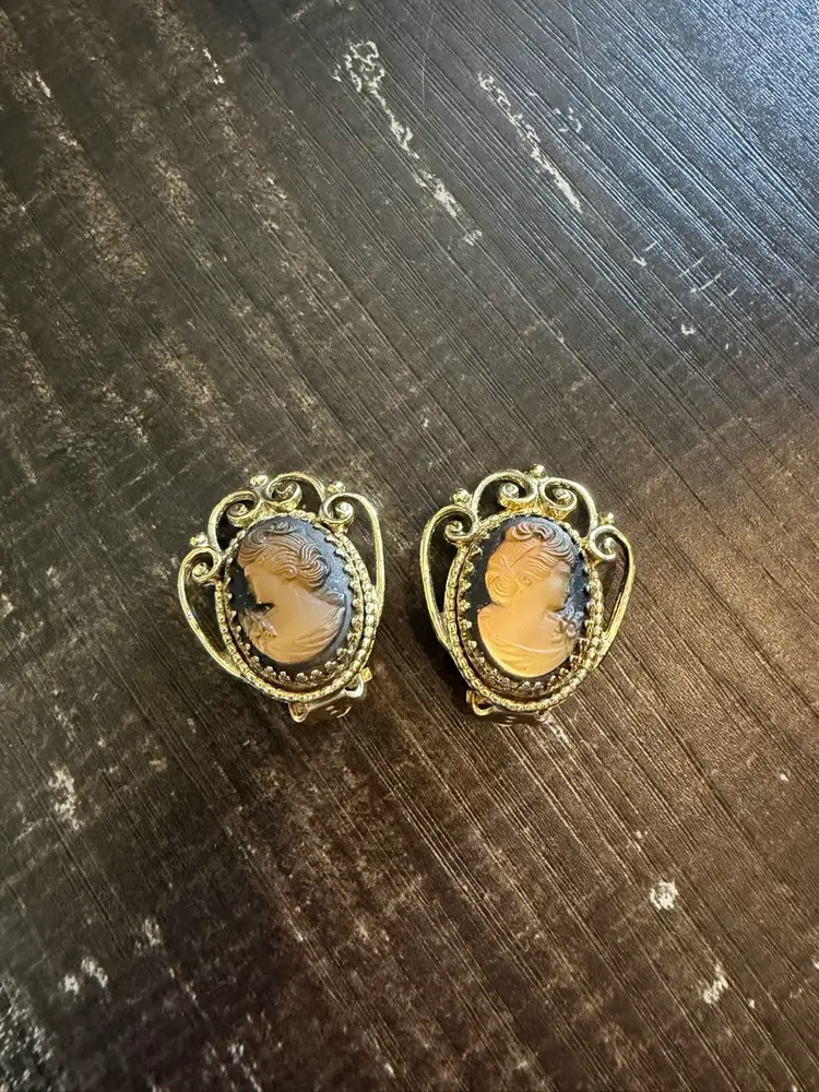 Vintage Whiting & Davis Cameo Clip On Earrings
