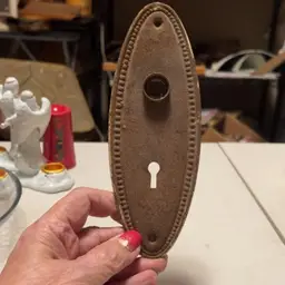 Rusty crusty door plate