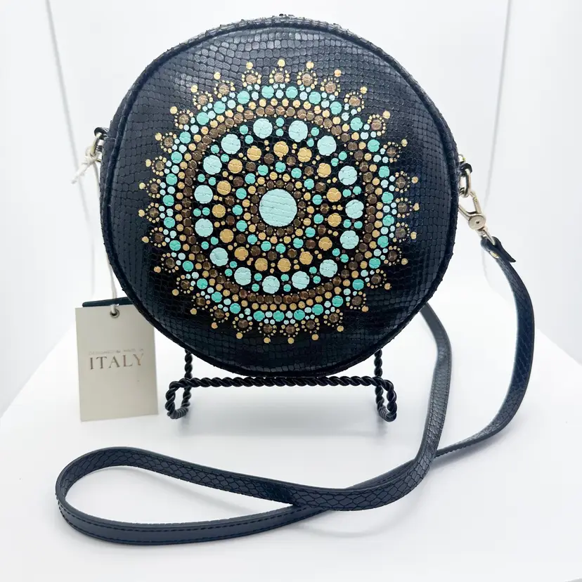 Hand Painted Mandala Black Leather Circle Crossbody Handbag Punto Fibbia Genuine Leather Made In Italy