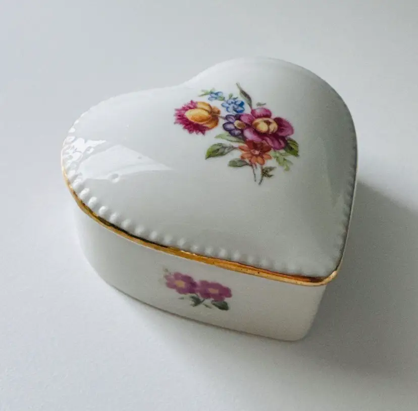 Beautiful Heart-Shaped Trinket Dish With Lid - Floral Pattern - Pill or Ring Box
