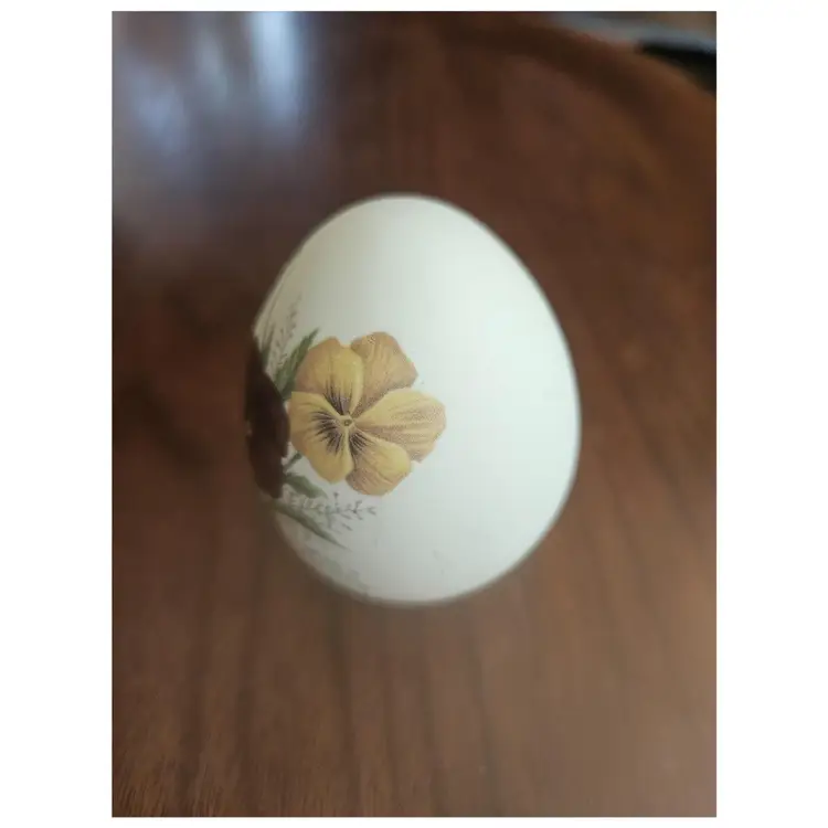 Decorative  Pottery Egg
Hand-painted  Red & YELLOW  PANSIES. Pre- Owned. Excellent  Condition