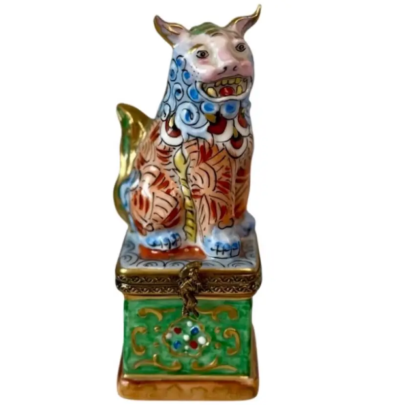 Trinket Box Limoges France Rochard Foo Dog Chinese Guardian Hand Painted Porcelain•Geisha Clasp
4” T x 1-1/2” W