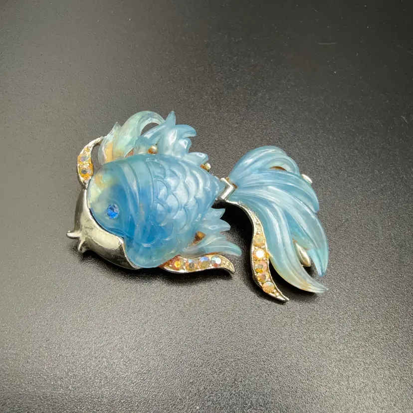Hattie Carnegie Blue Marbled Lucite Brooch Fish Brooch * Some Yellowing Of Glue