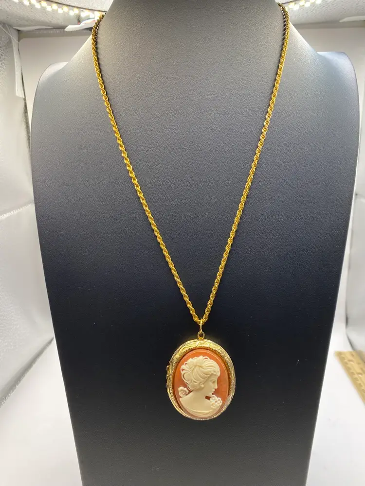 Vintage Cameo Locket Fashion Gold Tone Necklace 23” Chain Is Signed