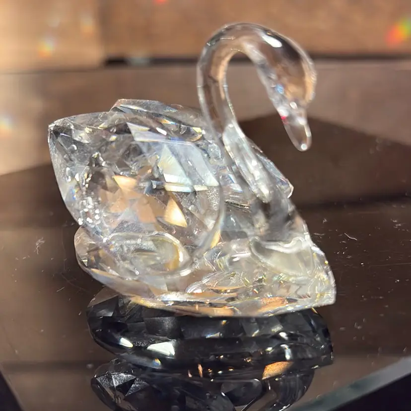 121. . Medium Swan Swarovski