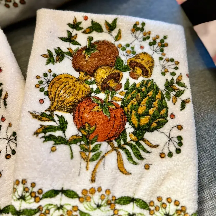 Mushroom/Vegetable Towel And Apron Set  