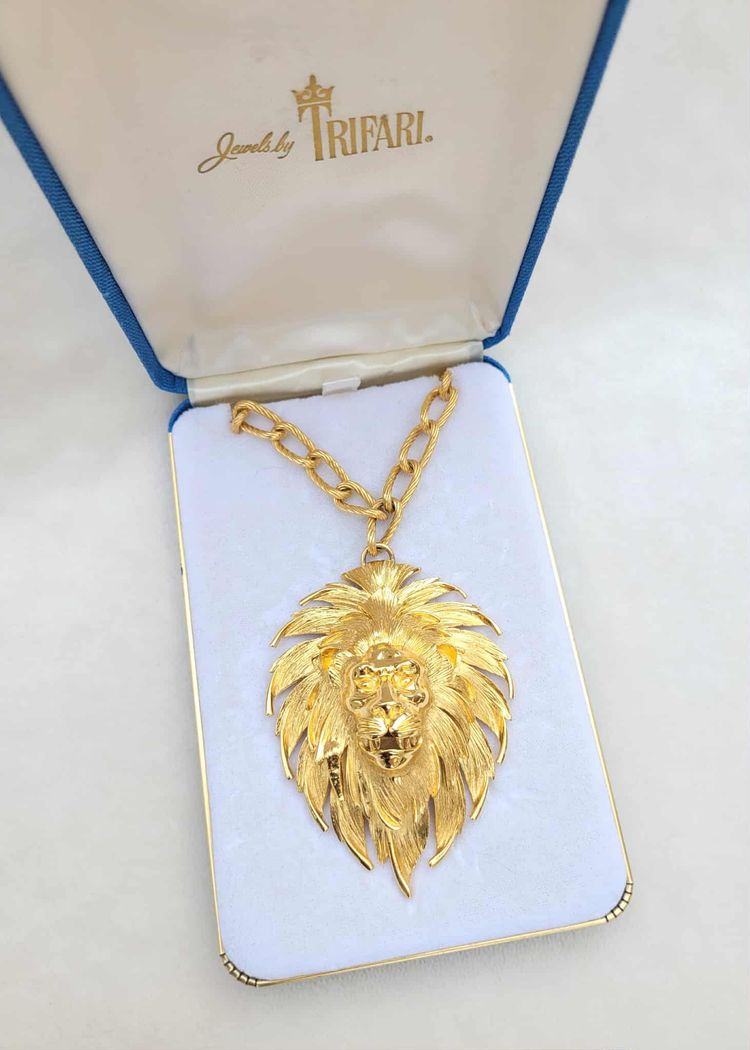 Vintage Trifari Lion Hidden 17 Jewel Watch Necklace Near Mint in Box -Works!