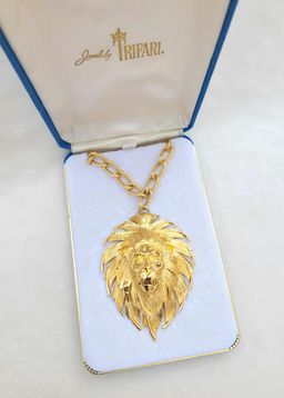 Vintage Trifari Lion Hidden 17 Jewel Watch Necklace Near Mint in Box -Works!