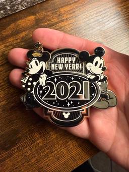Disney Mickey and Minnie Happy New Year 2021 Limited Edition Jumbo Pin