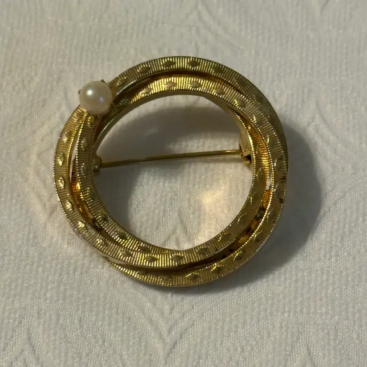 Vintage Gold Tone Etched Circle Brooch with Faux Pearl Accent