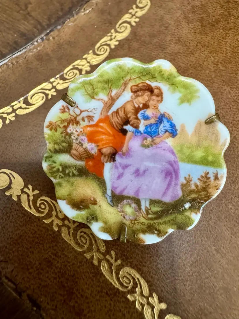 😻😻 2” vintage porcelain Limoges brooch with "courting couple" scene