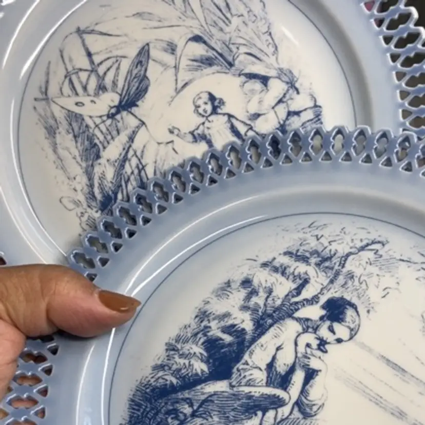 #01 - Swan & Thumb Eli a Collector Plates