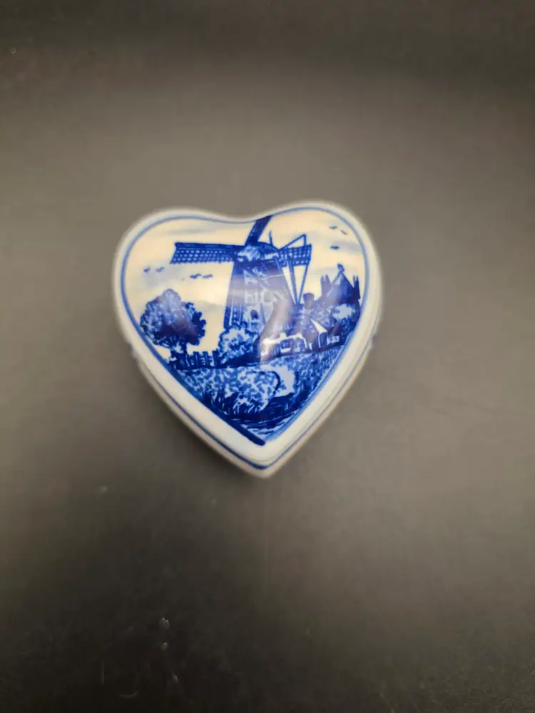 Tiny Heart delft trinket dish