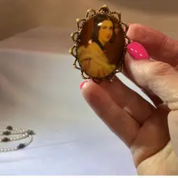 #01 - Lady Brooch