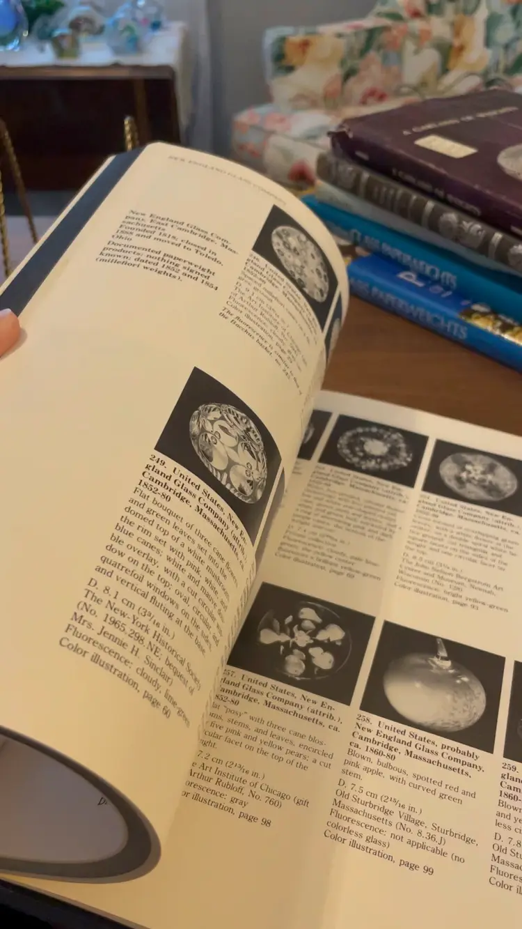 PAPERWEIGHTS: FLOWERS WHICH CLOTHE THE MEADOWS By Paul M Hollister #393/1000 HC