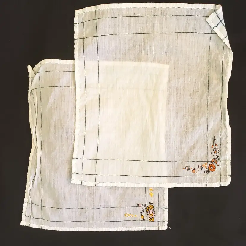 Handkerchief Floral Embroidered Corner (set of 2) creases & loose threads 