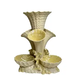 Vintage Belleek Emergence 4 Trumpet 3 Shells W/Coral  Centerpiece Vase  Green (6th) Mark-4 Irish Porcelain Ivory & Light Yellow Iridescent *Free Shipping In US* READ
11” T x 9 “ W
11” T x 9” W