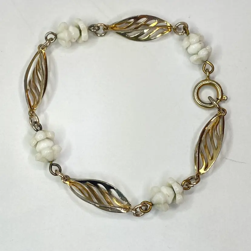 Vintage Gold Tone Twisted Textured White Floral Station Bead Dainty Bracelet 7"
