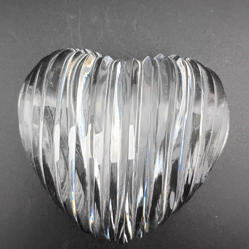 Gucci ribbed crystal heart paperweight