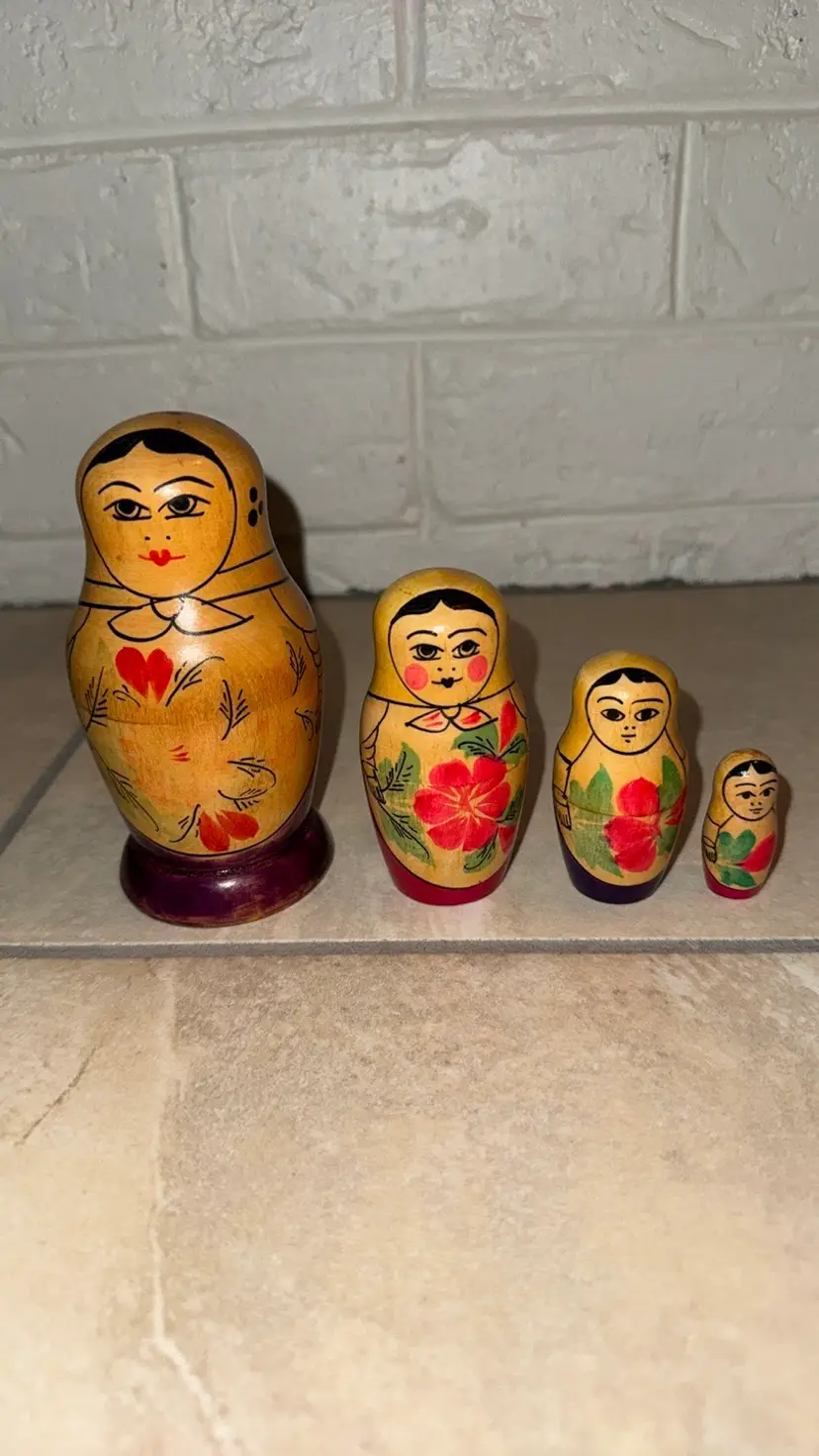 Vintage 70’s Russian Nesting Dolls Matryosaka w/ Label Approx: 1-1/2” to 5”