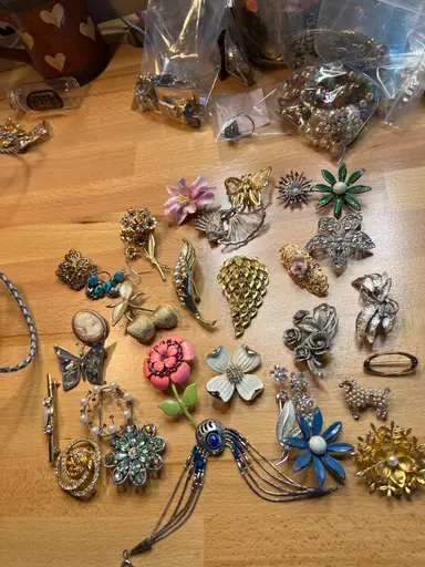 Costume & Sterling LIVE SALE on Niknax.net