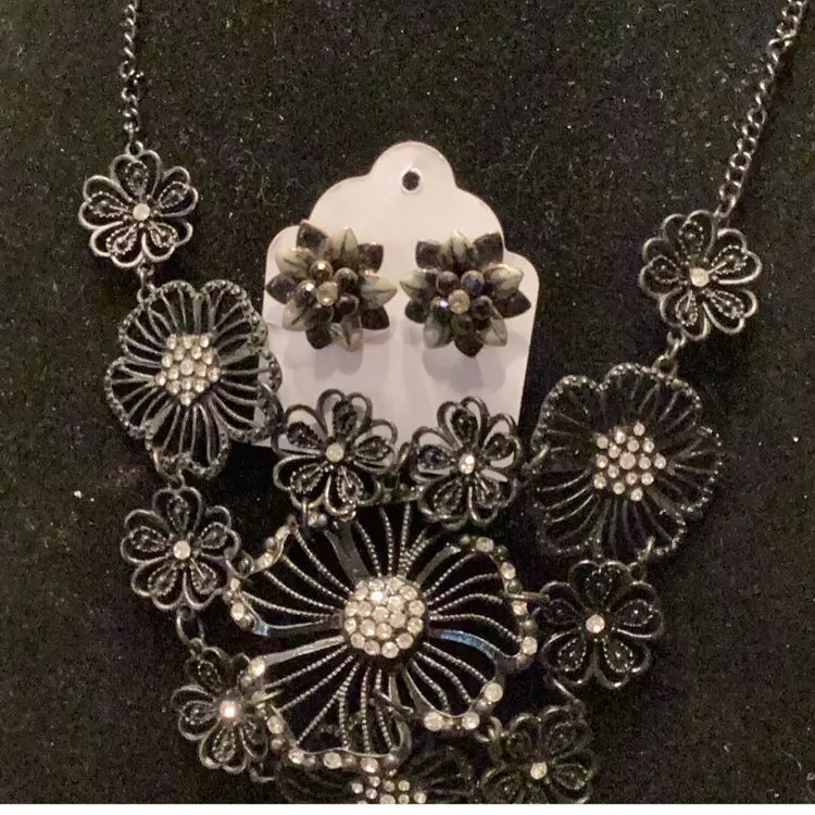 # 22. Black Metal Necklace With Earrings