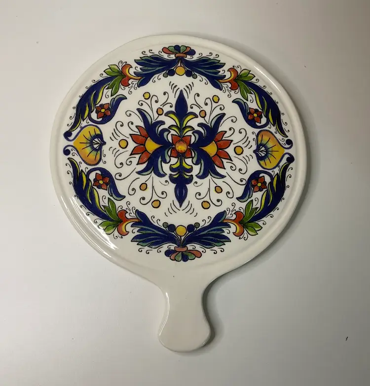 Ceramica Cuore Decal Ricco Deruta Trivet with Handle Crafted in Italy, 8 3/8” round with handle