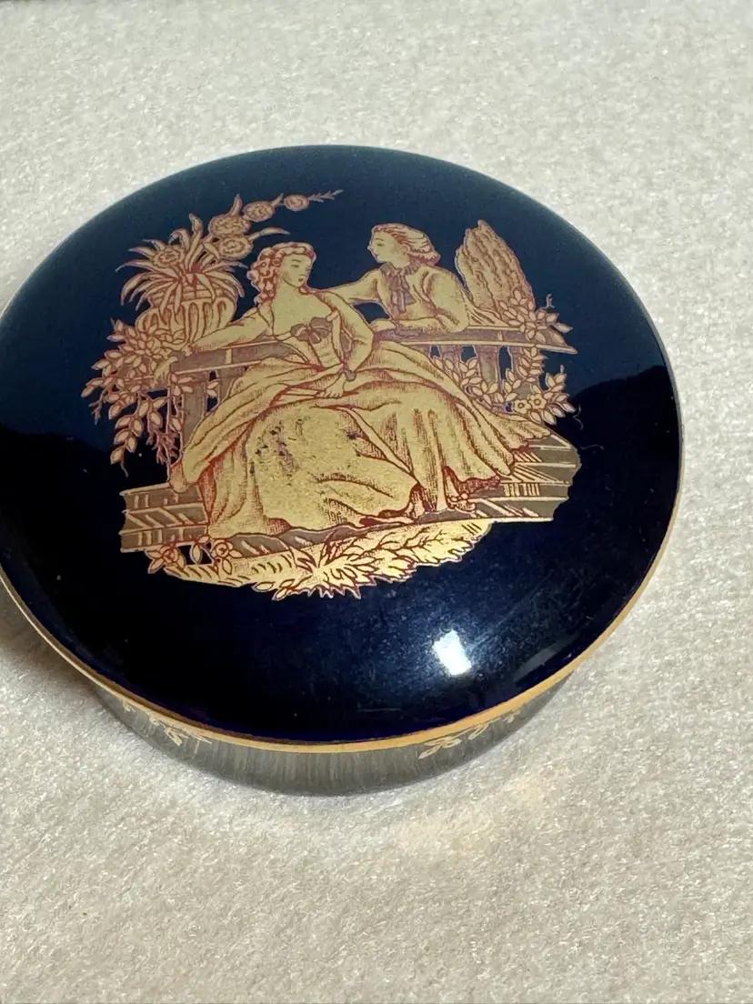 French Limoges Castel hand-painted porcelain trinket box with 22K gold decoration.