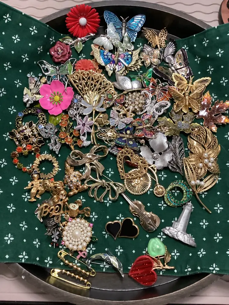 COSTUME EARRINGS/NECKLACES/BROOCHES