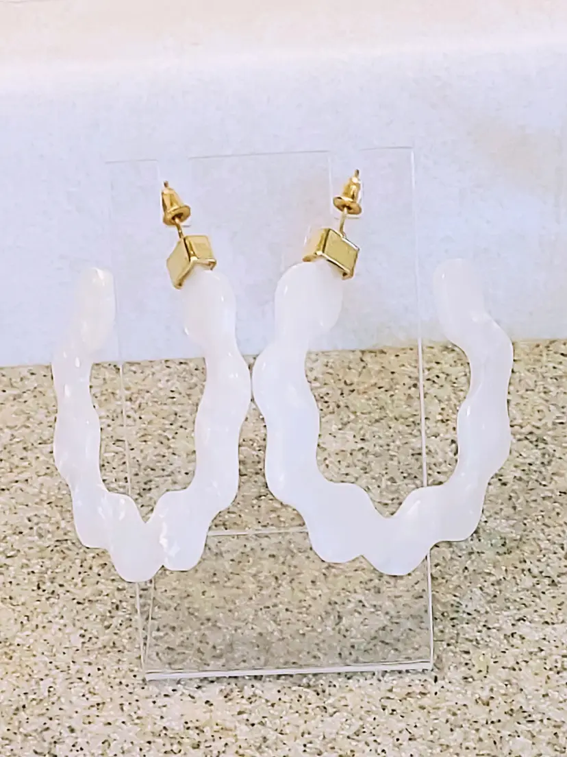 MOTHER OF PEARL STYLE RESIN BEACHY SCALLOPED HOOP EARRINGS