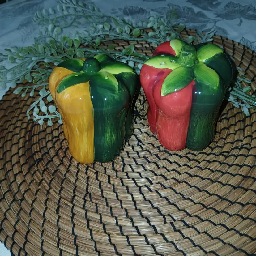 Pepper Salt and Pepper Shakers