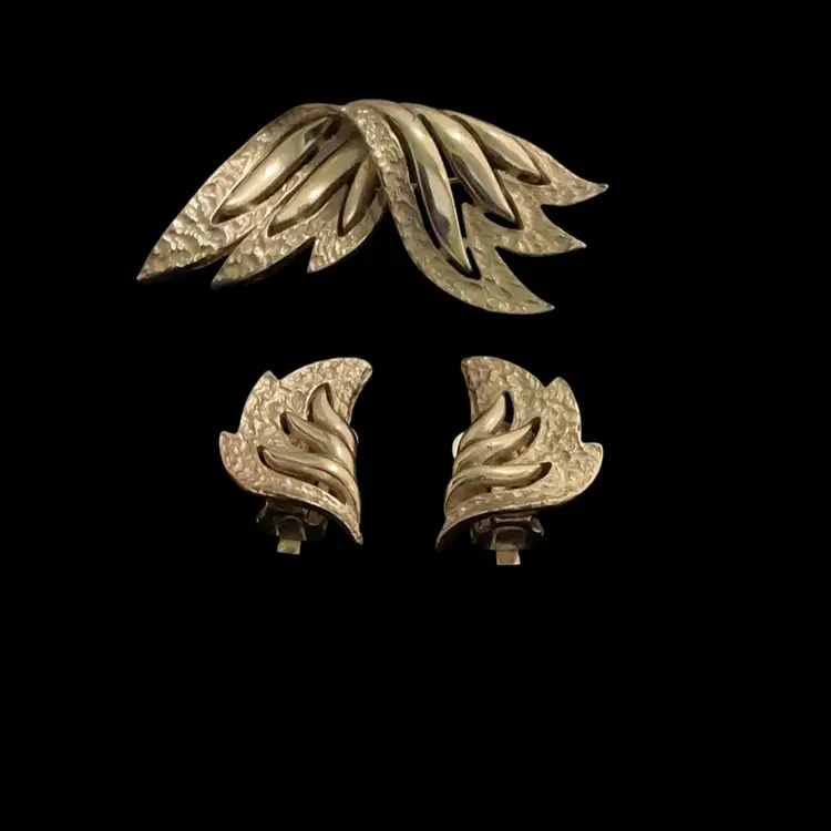 Vintage Goldtone Kramer Brooch and Matching Clip Earrings. Beautiful Set!!