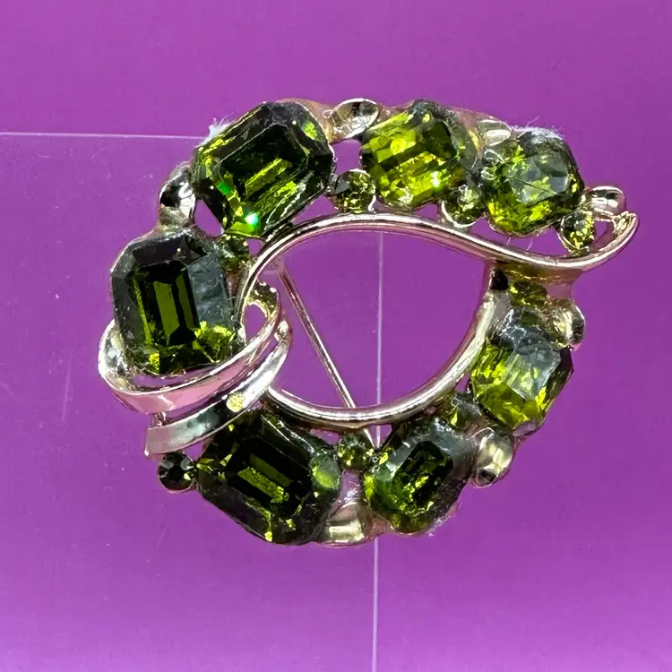 Vintage Lisner Peridot And Rhinestone Gold Tone Teardrop Brooch